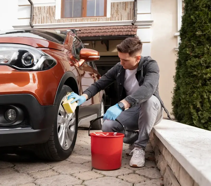 Lavage auto à domicile Panjas : professionnel intervenant sur un véhicule